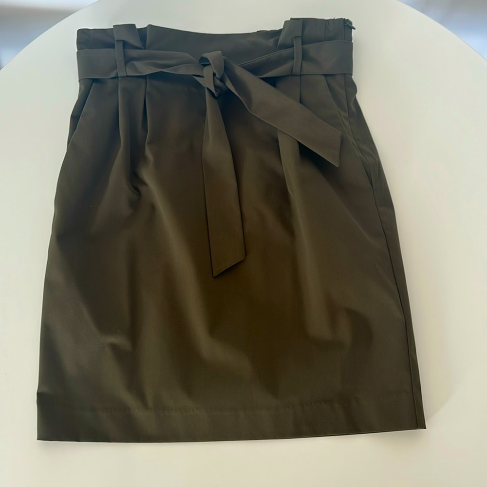 Mini skirt with belt and zipper closure